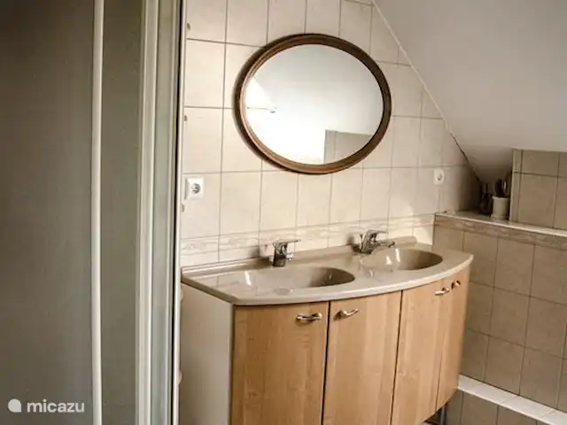 Maison des Cerises / Les Bergeries huren in Frankrijk, Allier, Saint-Bonnet-Tronçais - vakantiehuis Badkamer boven met douche, dubbele wastafel en toilet
