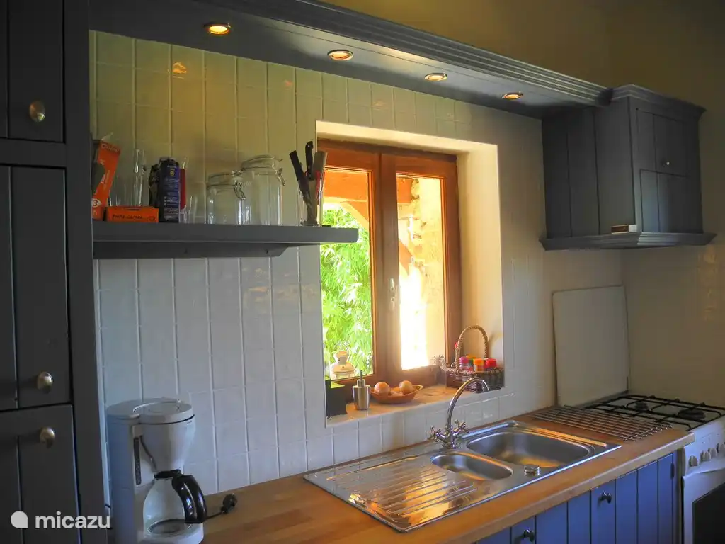 offene Küche mit Backofen und Mikrowelle