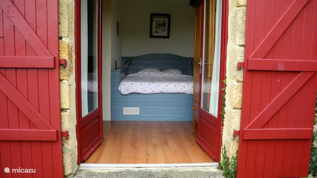 Schlafzimmer mit Terrassentüren zum Innenhof