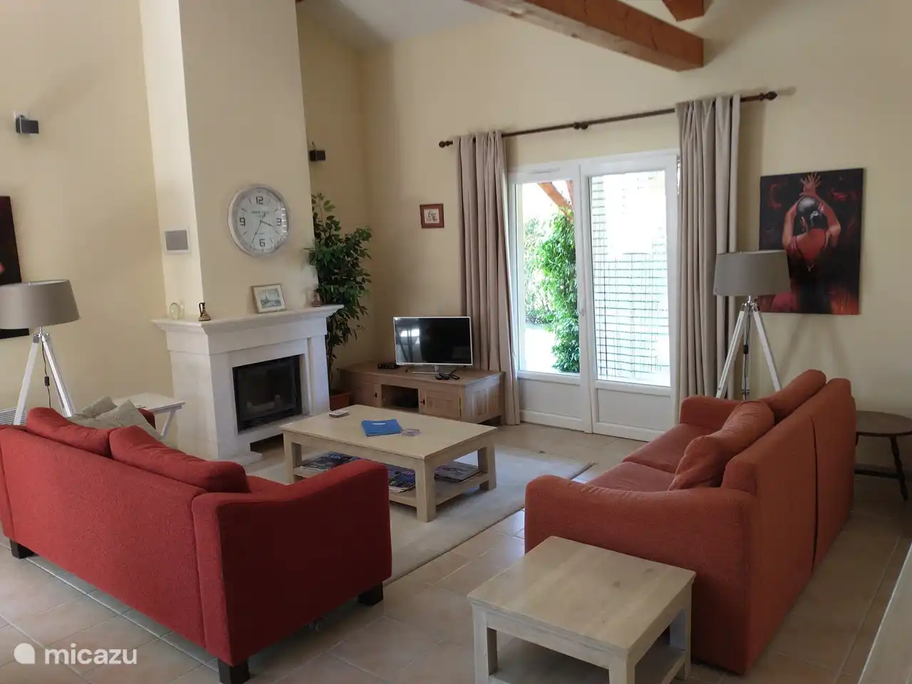 salon avec portes vers terrasse couverte