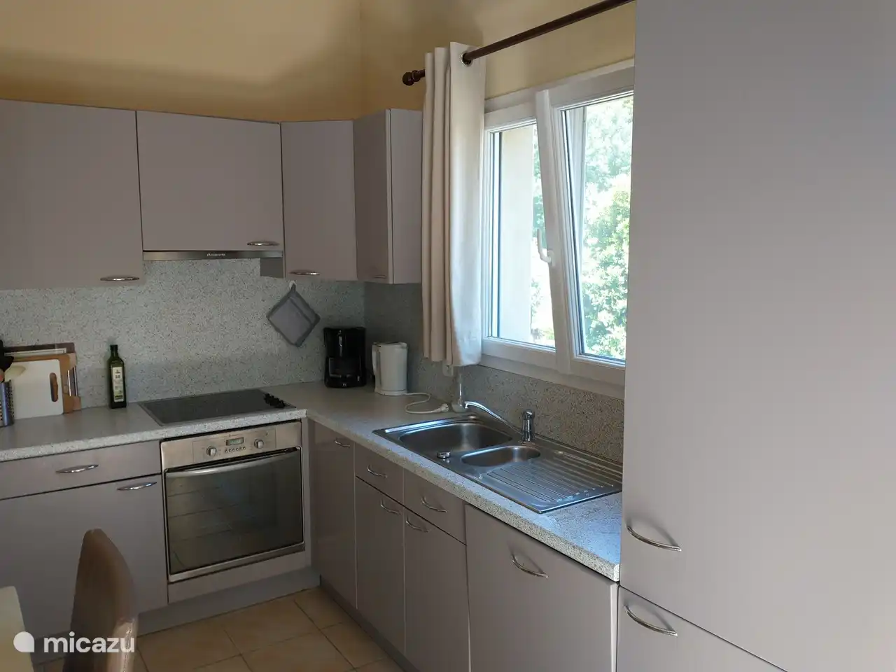 cuisine avec fenêtres oscillo-battantes dans tous les cadres de la maison.