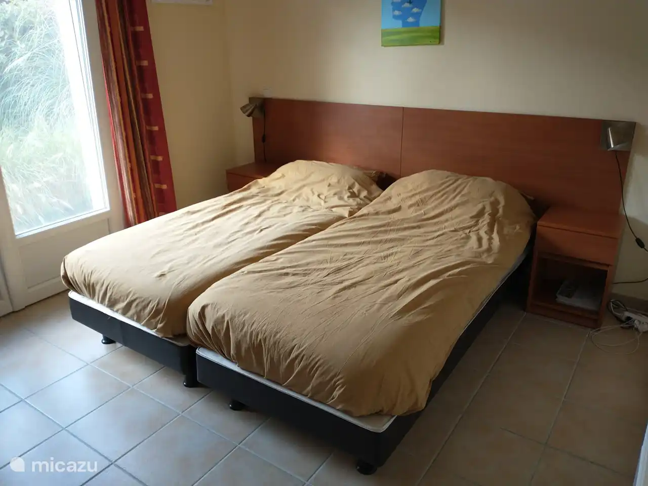 Grande chambre, avec portes oscillo-battantes et moustiquaire. Toutes les chambres ont des fenêtres et des portes oscillo-battantes. Toutes les fenêtres ont des moustiquaires. Les doubles portes du salon ont un rideau transparent anti-mouches.