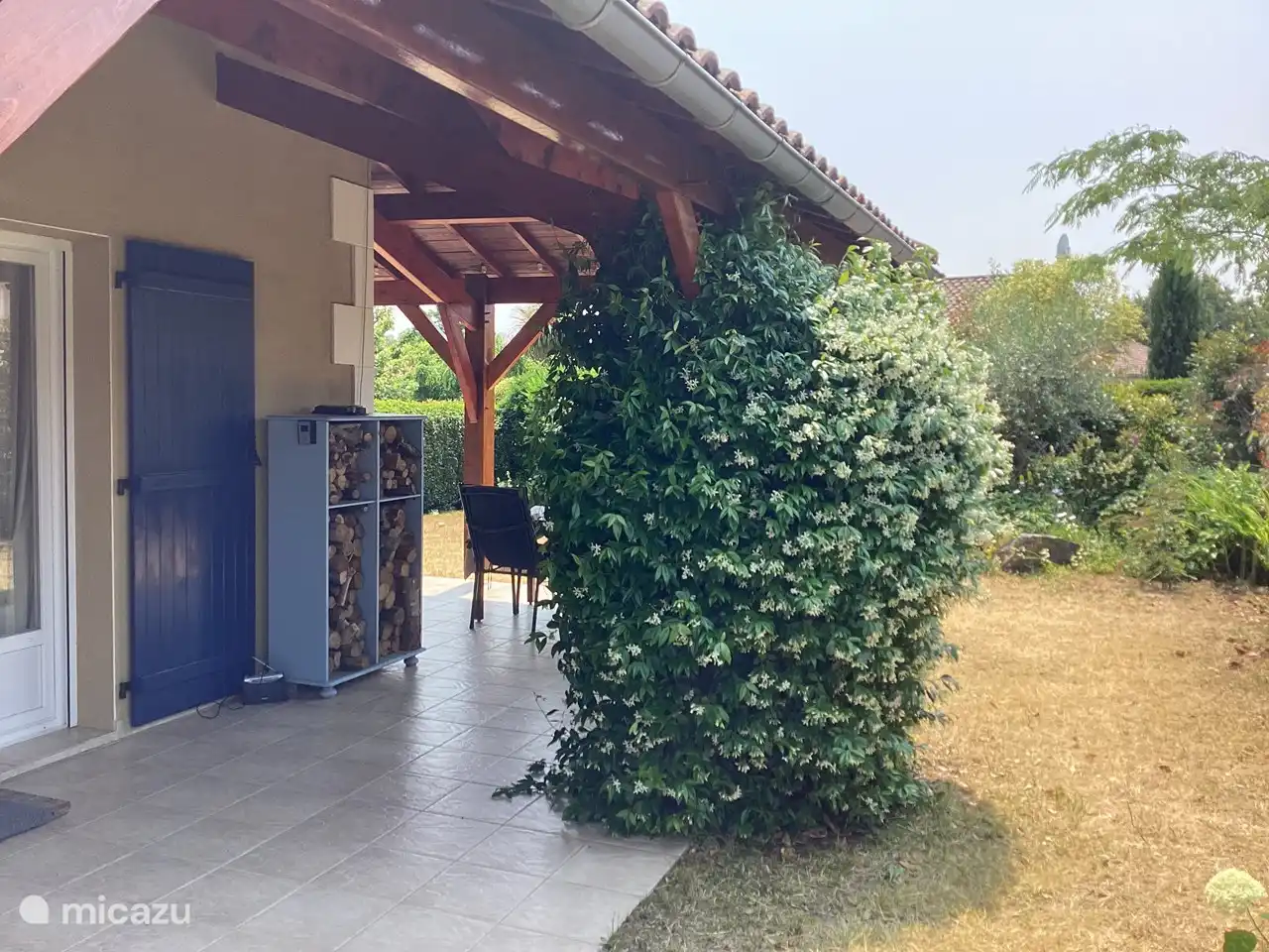 côté terrasse couverte au jasmin parfumé