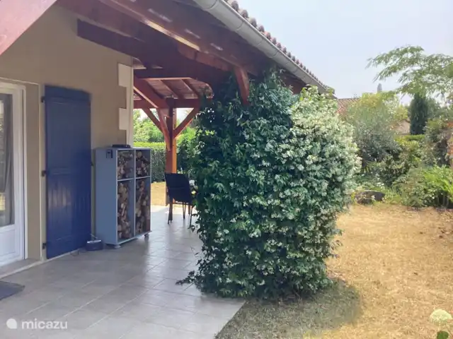 Location de Vacances France, Deux-Sèvres, Les Forges, maison de vacances - Villa Les Bois Senis côté terrasse couverte au jasmin parfumé