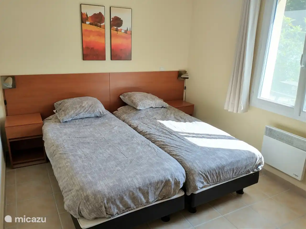 Deuxième chambre, avec fenêtres oscillo-battantes et moustiquaires.