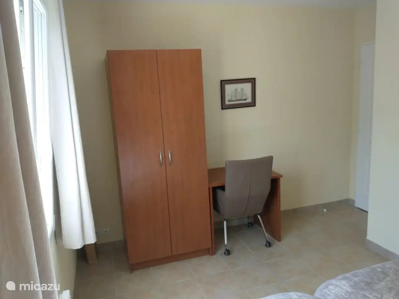 deuxième chambre également avec fenêtre oscillo-battante et moustiquaire.