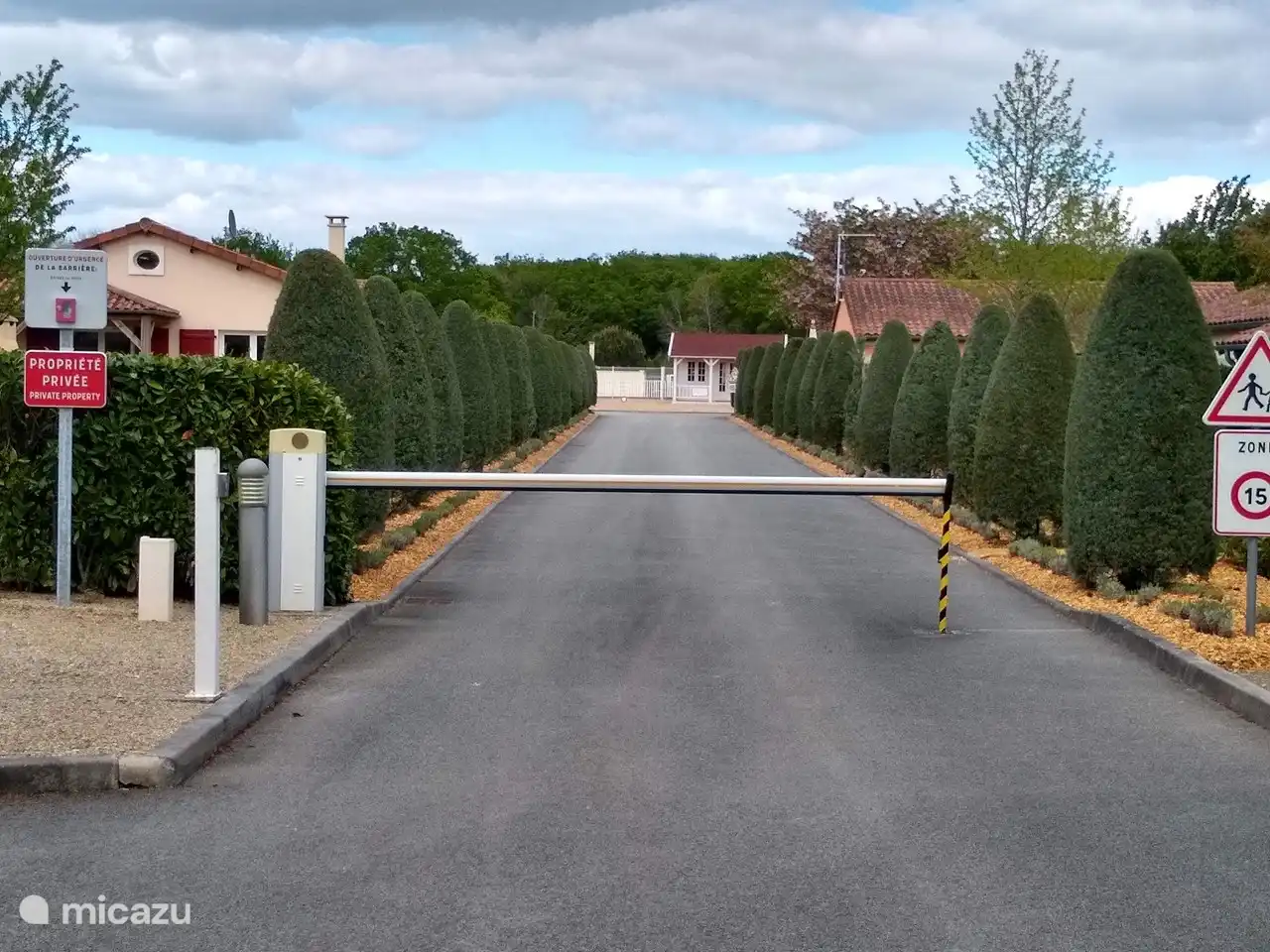 Un 'tag' vous sera remis pour ouvrir la barrière d'accès pendant votre séjour