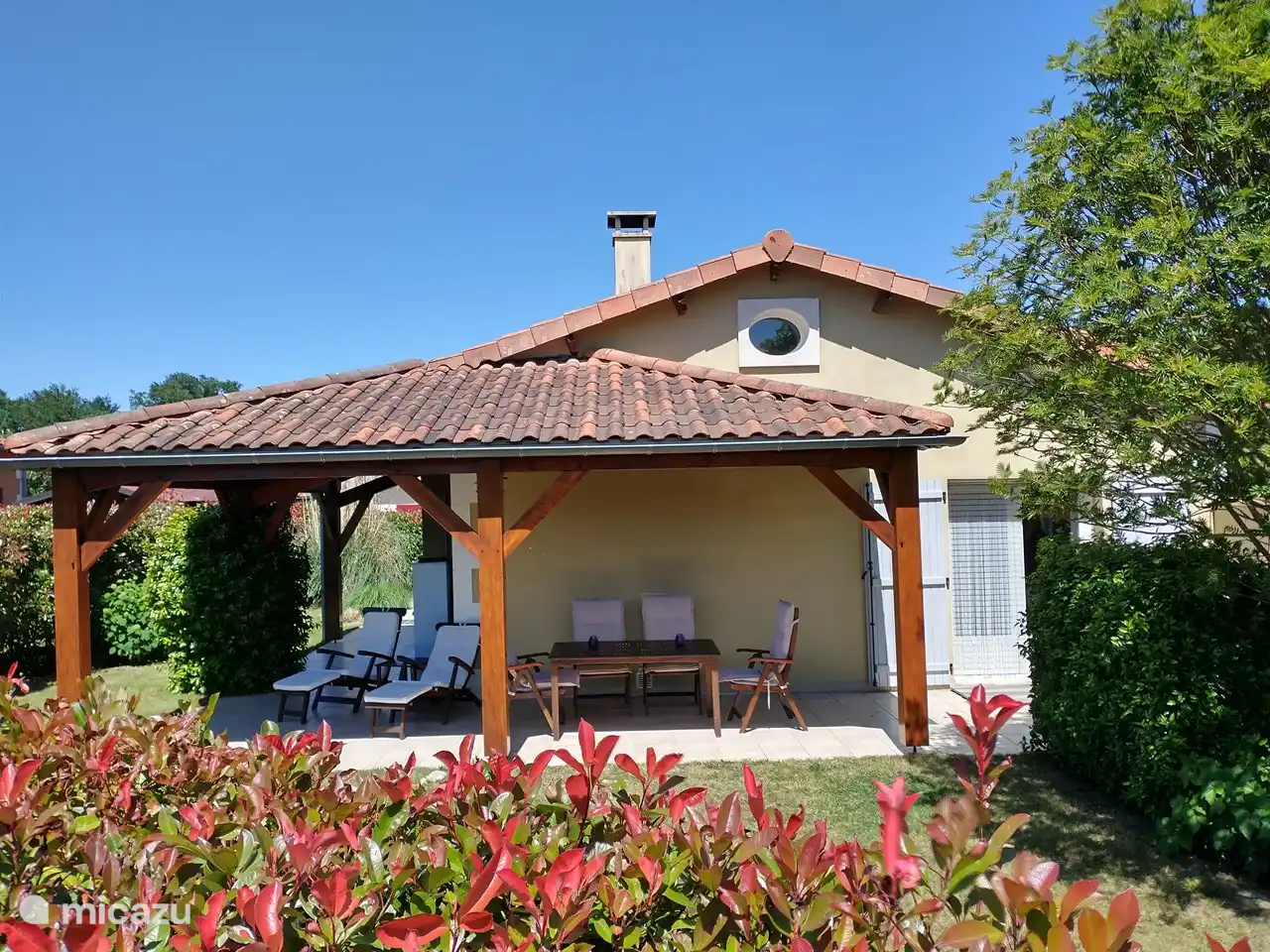 Devant la villa Le Bois Senis (Certaines photos ont des volets gris et datent de l'année dernière)
Ces photos sont réelles et non photoshoppées (comme c'est souvent le cas avec les propriétaires commerciaux.)