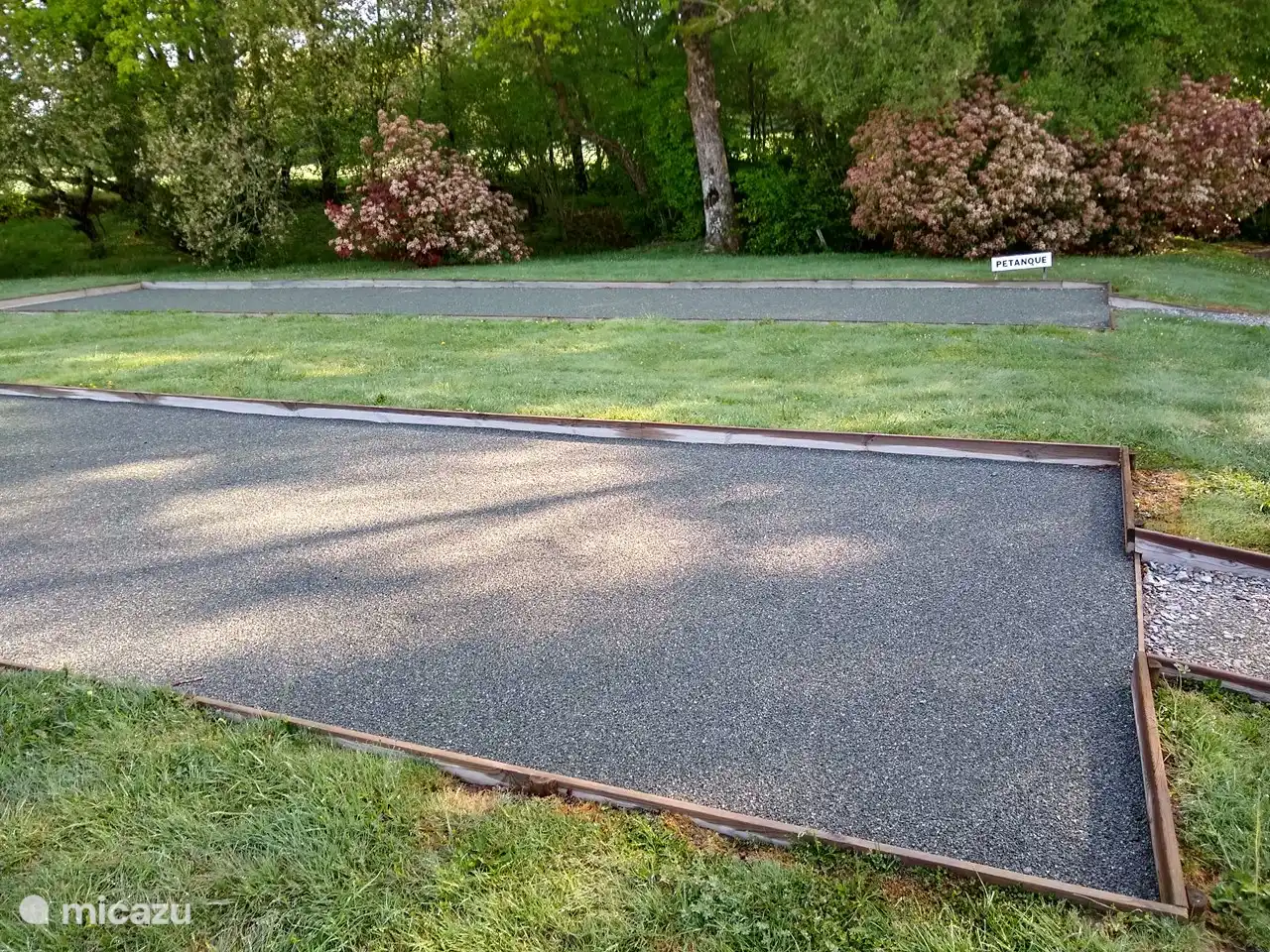 Les deux terrains de pétanque en lisière de forêt