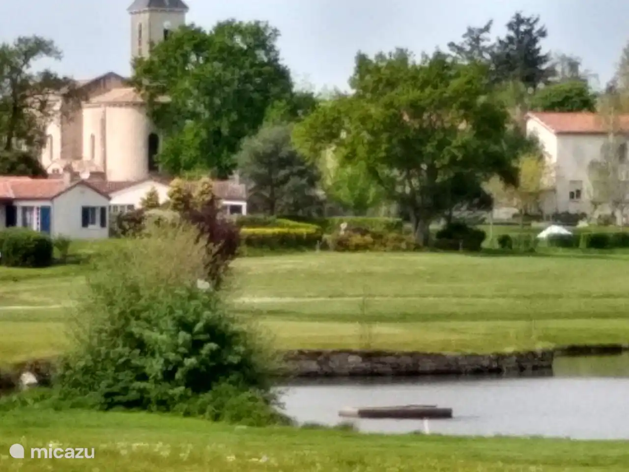 Terrain de golf en bordure de l'église à environ 1 km de notre maison