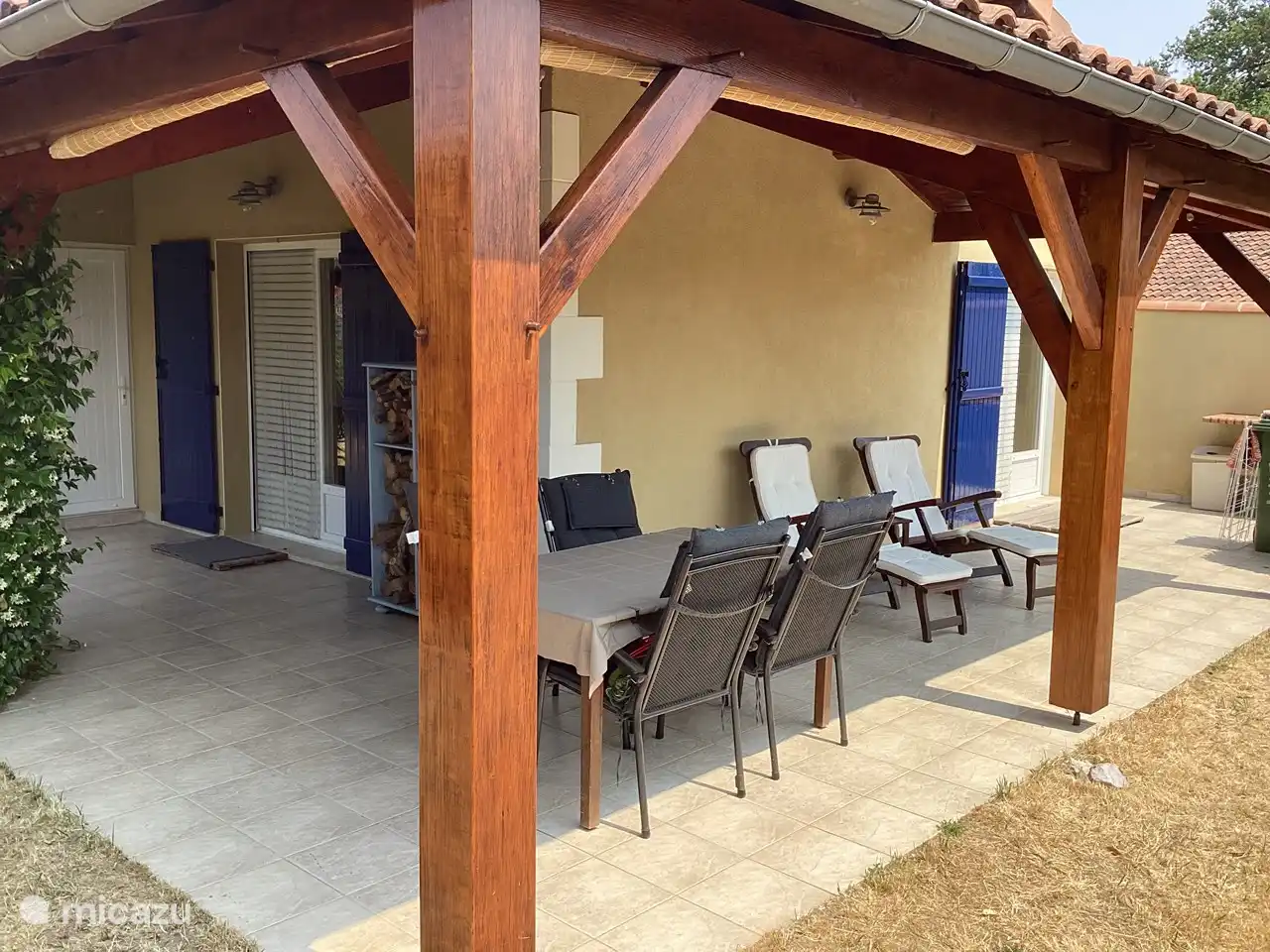 terrasse couverte sur le coin; toujours soleil et toujours ombre !!