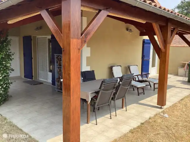 Location de Vacances France, Deux-Sèvres, Les Forges, maison de vacances - Villa Les Bois Senis terrasse couverte sur le coin; toujours soleil et toujours ombre !!
