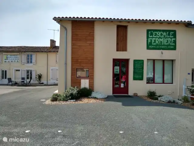 Location de Vacances France, Deux-Sèvres, Les Forges, maison de vacances - Villa Les Bois Senis Magasin de produits régionaux où vous pourrez également vous procurer le pain à environ 900 mètres de notre maison