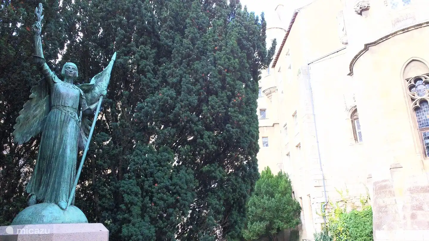 Jeanne d'Arc, sa région, où elle séjourna et fut emprisonnée dans le château à droite sur la photo. Plus de photos ne peuvent plus être placées sur ce site. Nous avons de nombreuses photos de ce qu'il faut faire et voir dans la région. Nous serions ravis d'en discuter avec vous si vous le souhaitez.