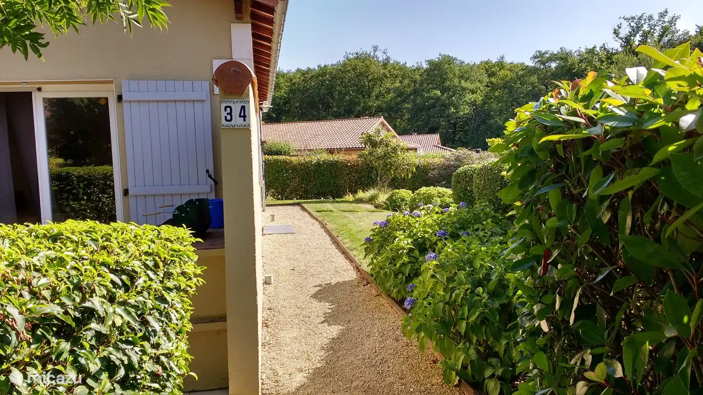 Beau jardin avec intimité et beaucoup de fleurs et de plantes