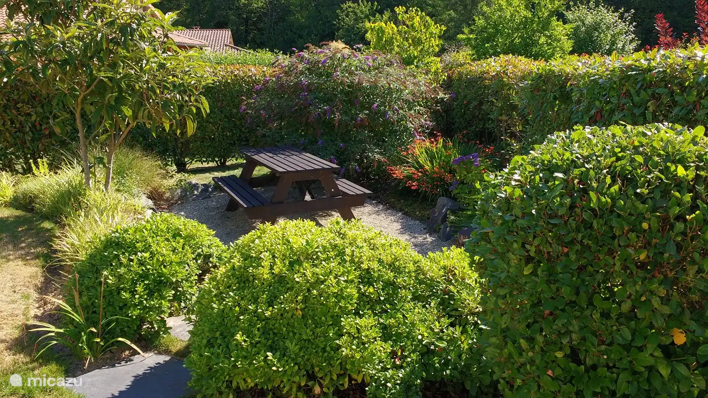L'un de nos lieux de petit-déjeuner dans le jardin fleuri