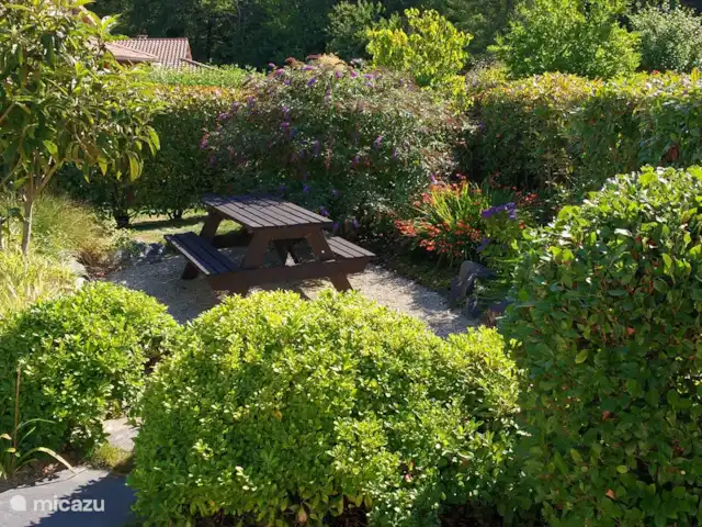 Location de Vacances France, Deux-Sèvres, Les Forges, maison de vacances - Villa Les Bois Senis L'un de nos lieux de petit-déjeuner dans le jardin fleuri