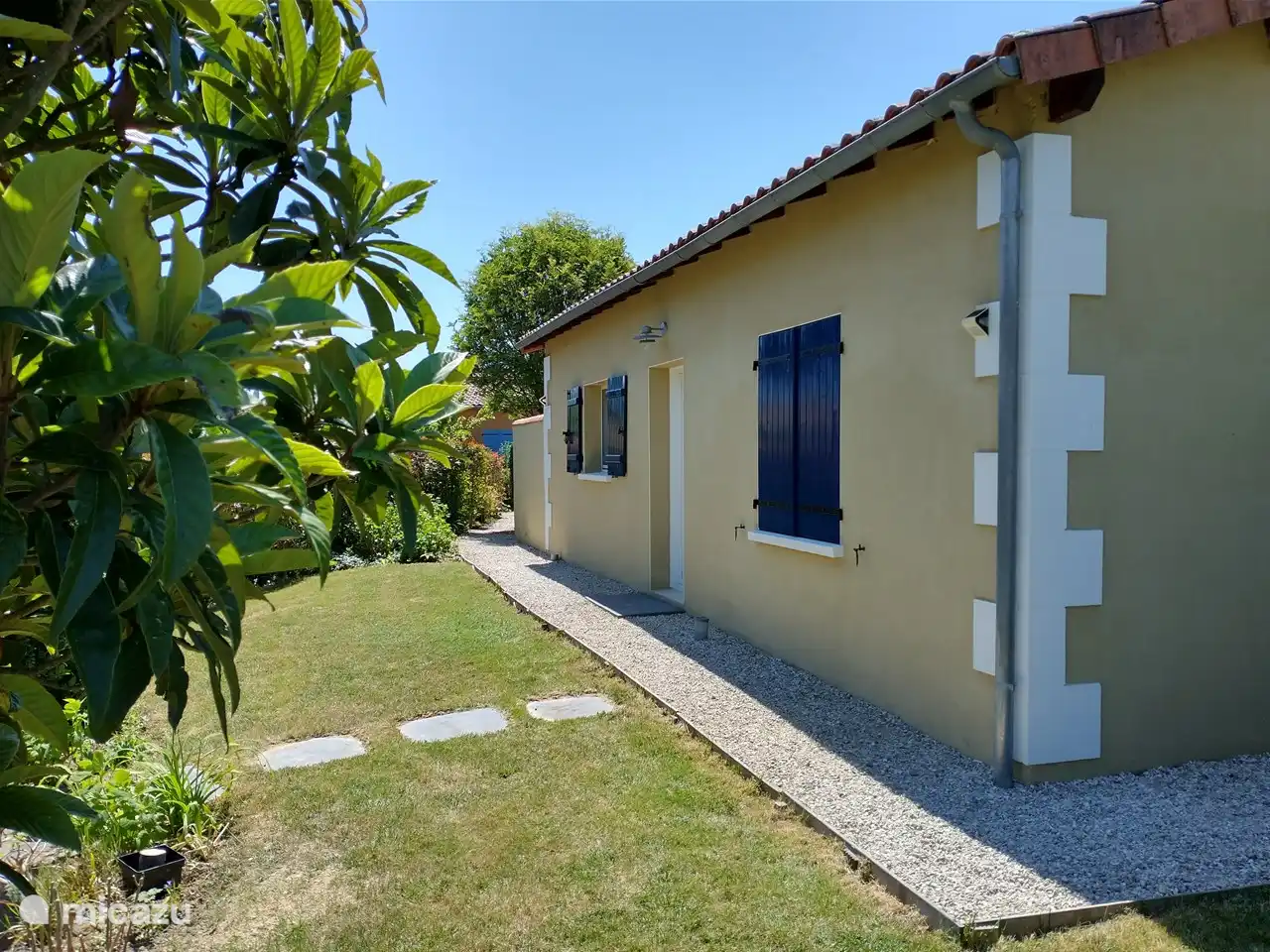 Du côté de l'entrée et du côté extra terrasse non couverte.