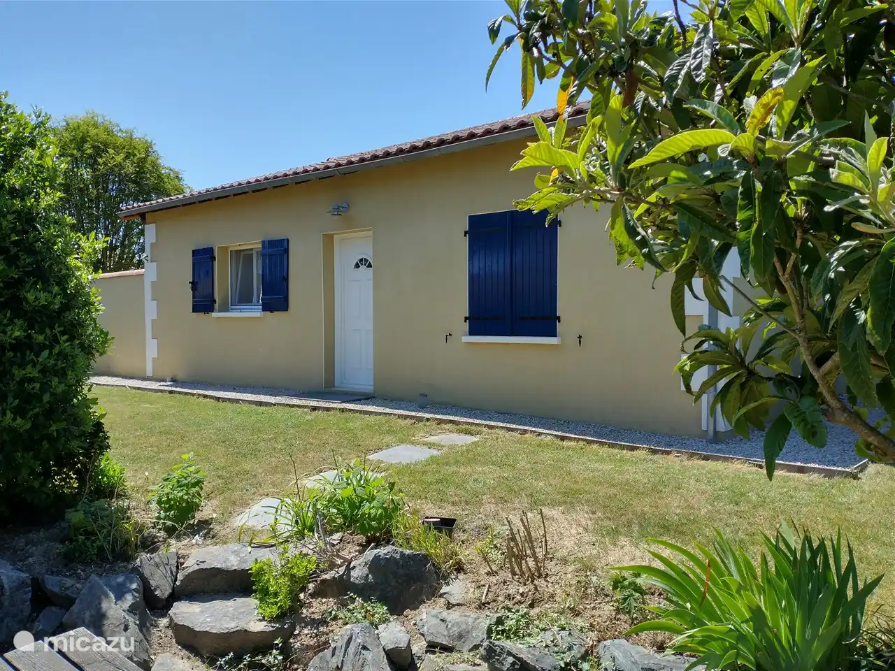 Le côté entrée avec la porte d'entrée