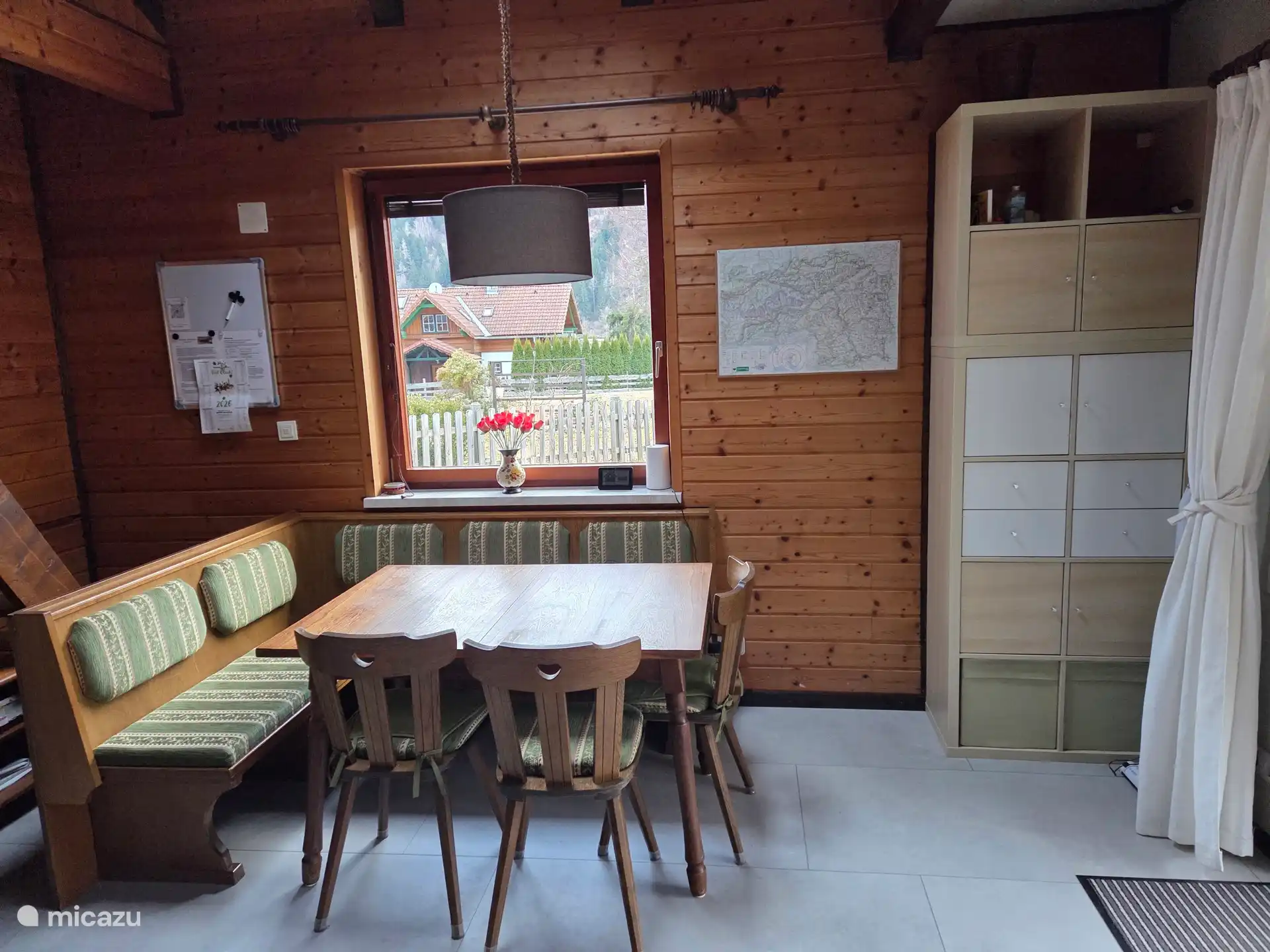 Eethoek met uitschuifbare eettafel