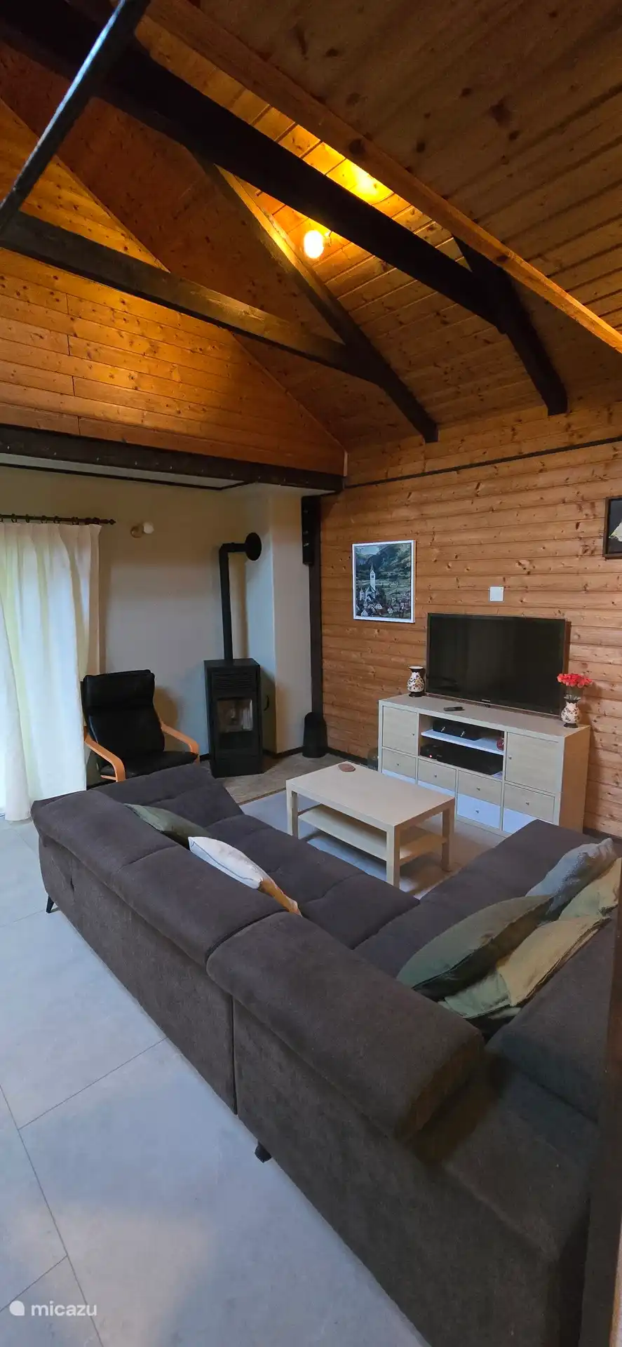 Zitgedeelte met tv en pelletkachel