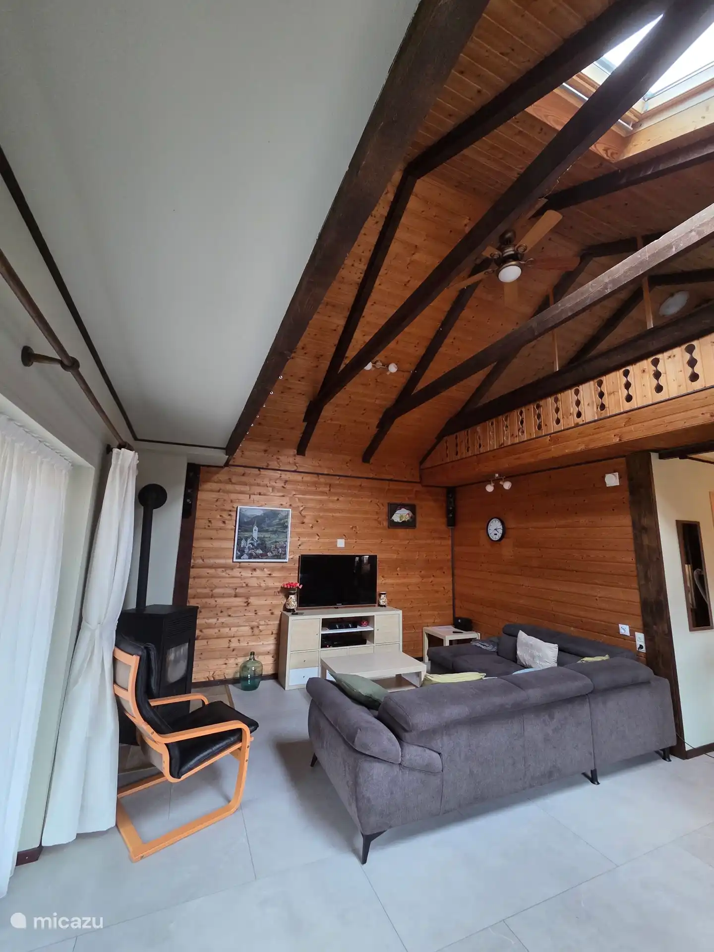 Zitgedeelte met televisie