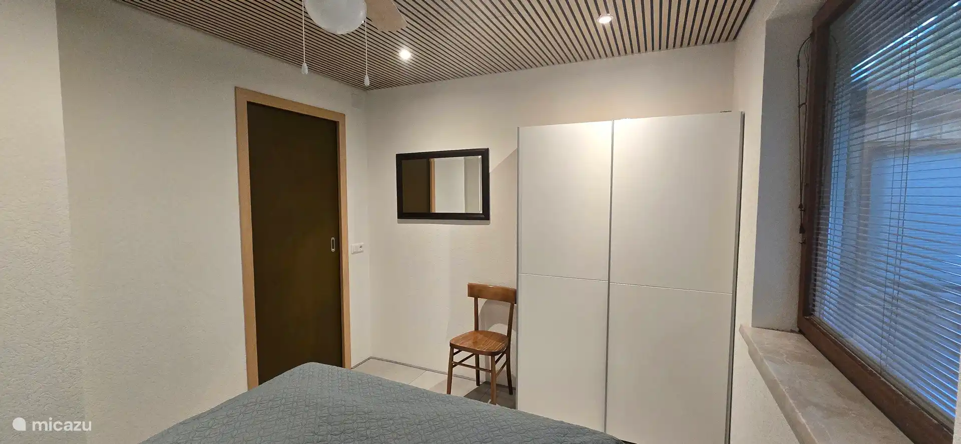 Slaapkamer 1 met bed 160 x 200 en kledingkast