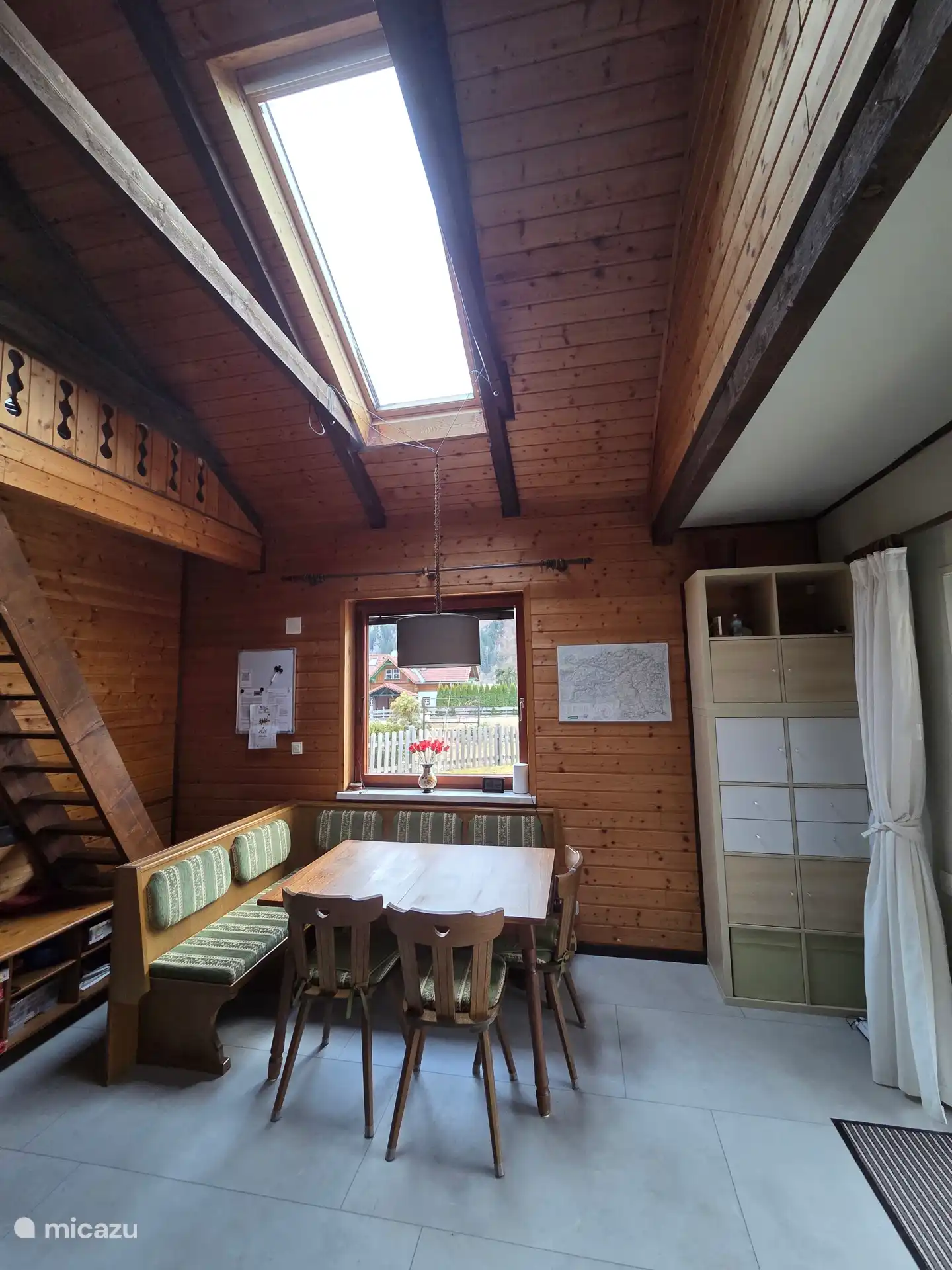 Eethoek met hoog dakraam