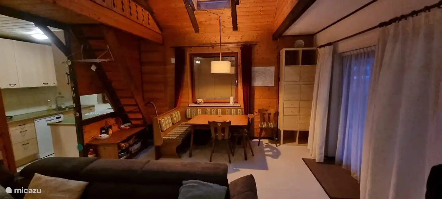 Vista desde la habitación al comedor y la cocina.