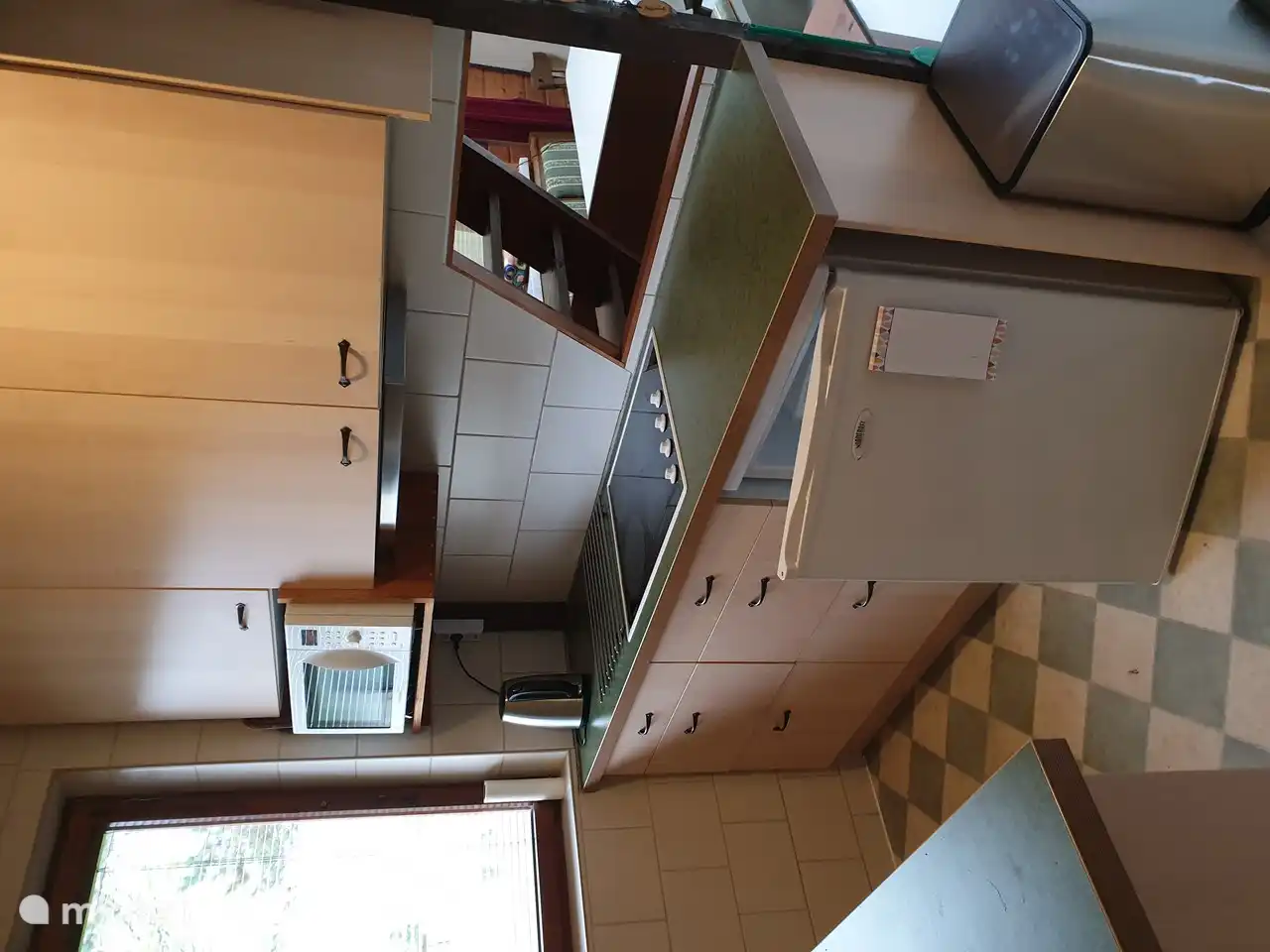 Cocina con vista a la habitación.