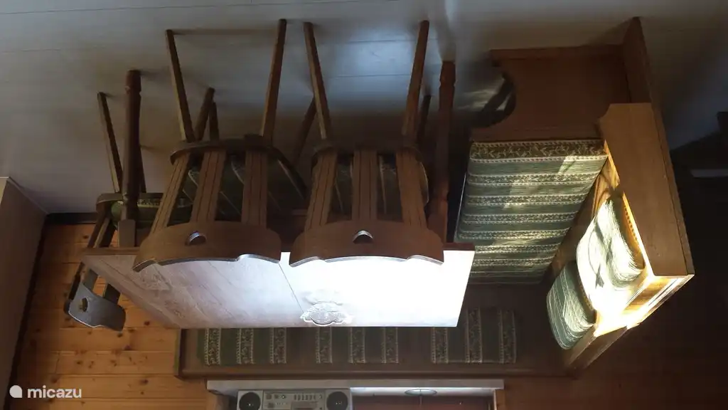 Comedor tradicional con mesa extensible y 3 sillas separadas. La mesa está retraída 80 x 120.