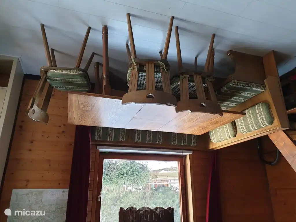 Comedor típico austriaco, con mesa de comedor extendida (80 x 160). Aquí puedes comer fácilmente 6-7 personas.