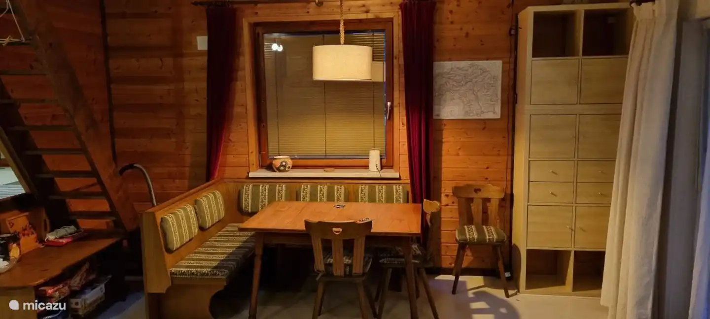 Comedor típico austriaco con 3 sillas separadas