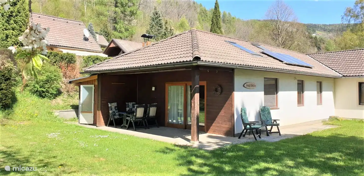 En el lateral hay un cobertizo con algunos juguetes, como pelotas, juego de bádminton, frisbee.