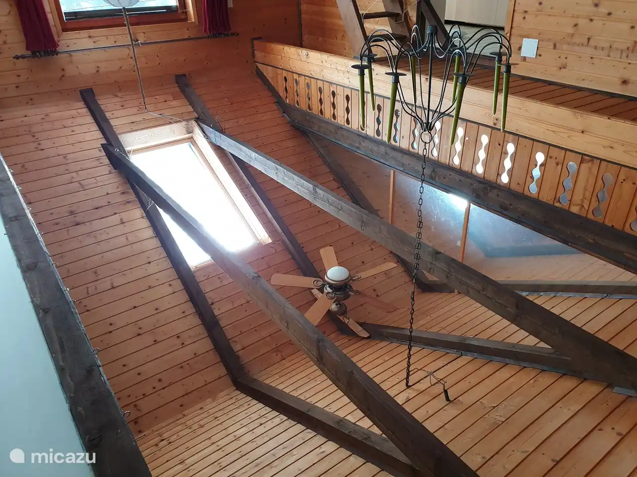 Se ha colocado una claraboya sobre la zona de comedor para que haya mucha luz en el salón.
Además, el altillo con 2 plazas para dormir.