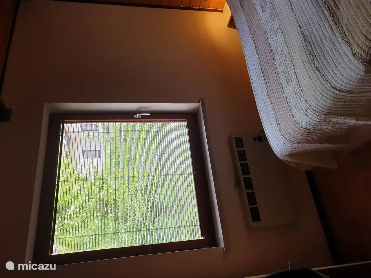 Vista desde la ventana oscilobatiente en dormitorio_1