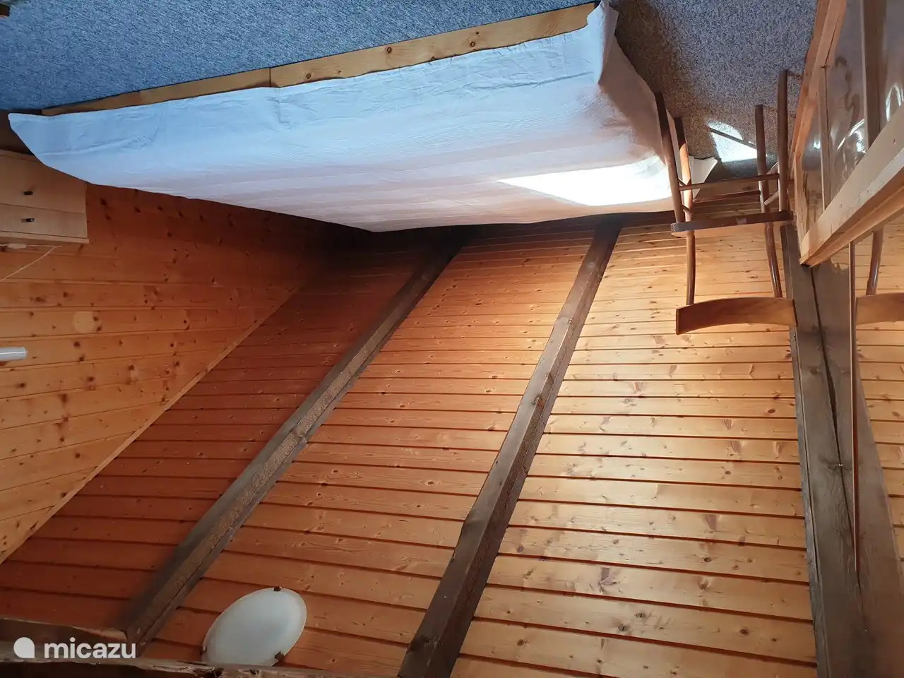 Buhardilla con 2 camas separadas, colchón 90 x 200.
El techo tiene 2 lados inclinados. La altura de pie en el medio es de 170 cm.