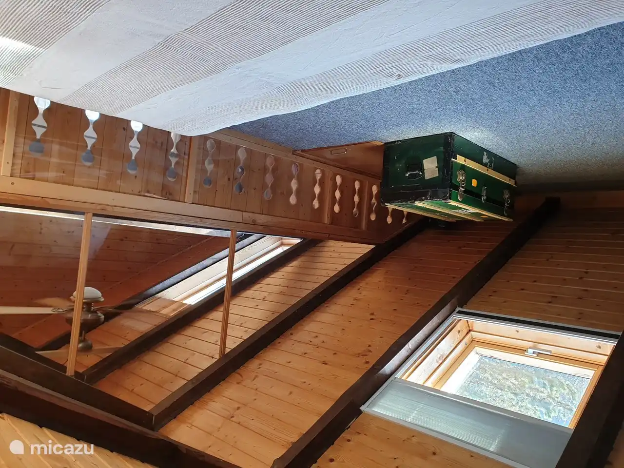 Espacio abuhardillado con mucha luz. La pieza abierta está protegida con plexiglás.