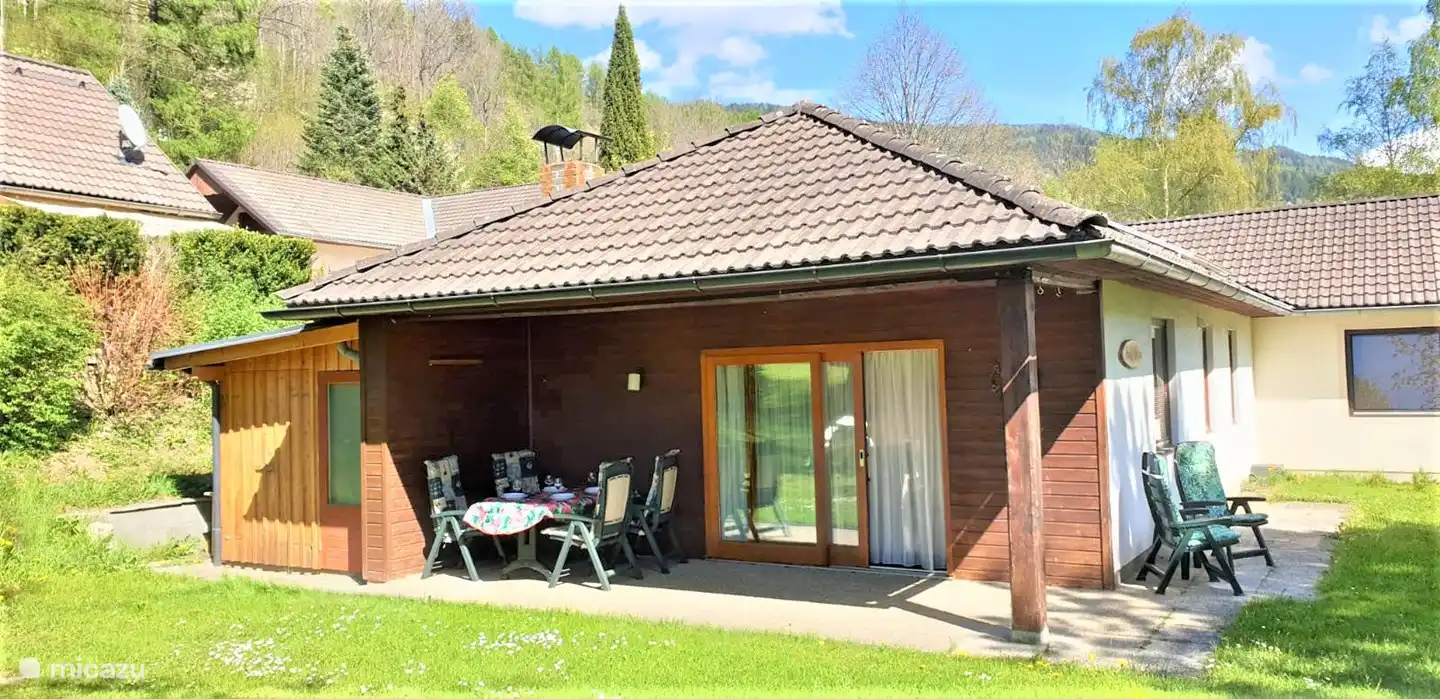 Terraza cubierta donde podrá disfrutar de una deliciosa comida o simplemente relajarse y disfrutar. Frente a la terraza hay un terreno privado, que se convierte en una gran pieza de 'Allgemein Grund'.