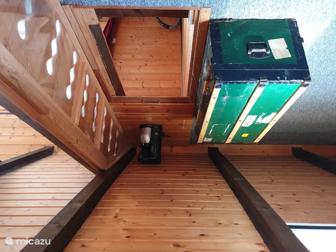 Escalera con trampilla corredera.