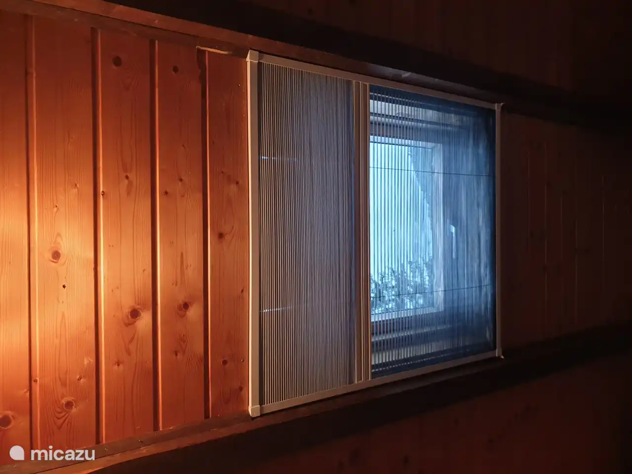 El loft dispone de claraboya con mosquitera y cortina blackout.