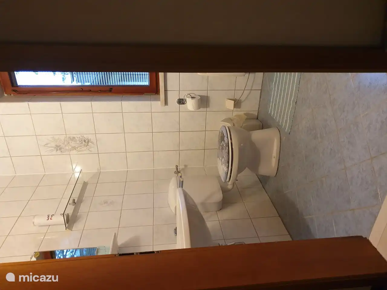 Cuarto de baño con lavabo, inodoro, ducha en el baño.