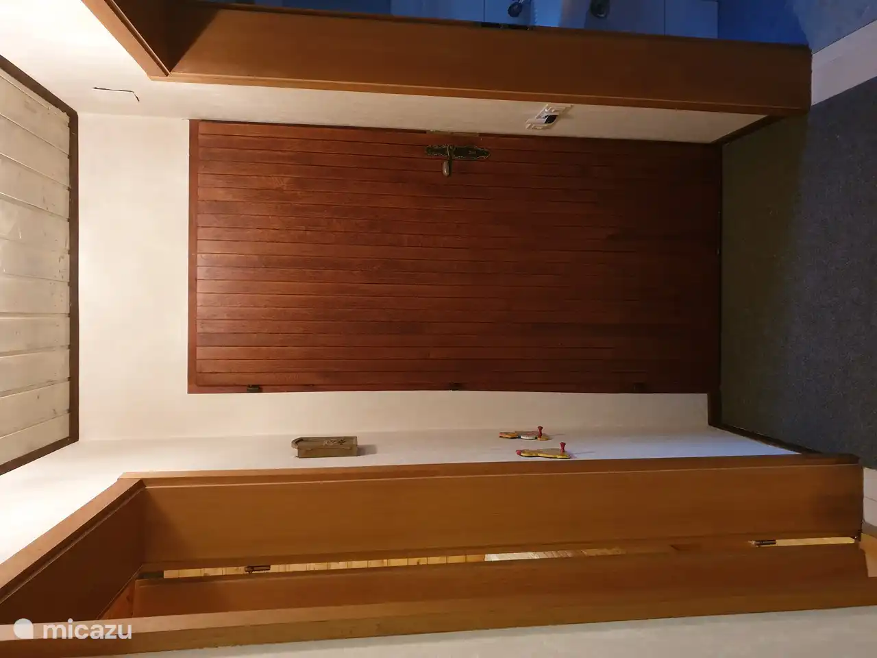 Salón con puerta interior. Dormitorio_1 a la izquierda, el baño a la derecha.