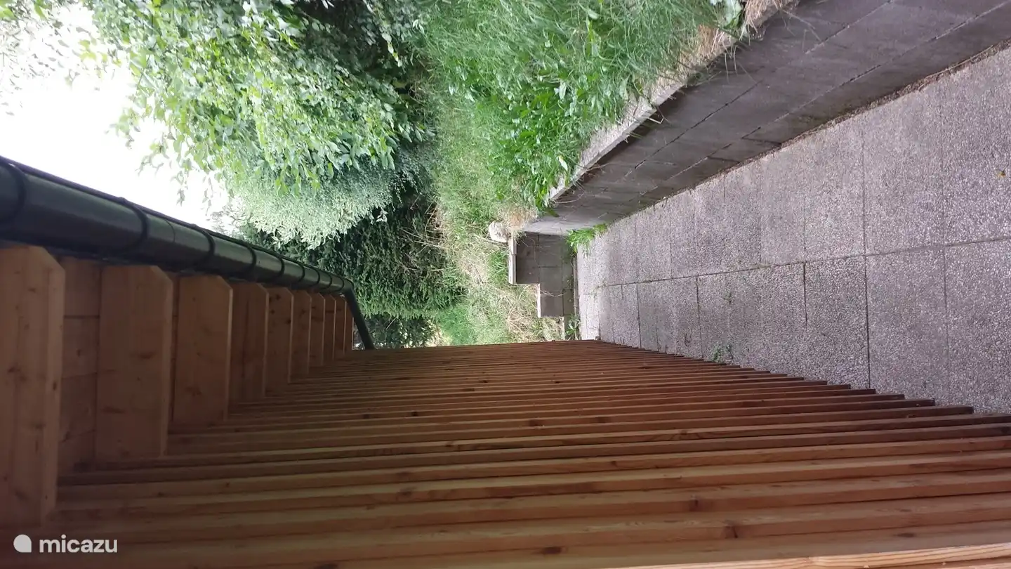 Camino lateral más allá del granero