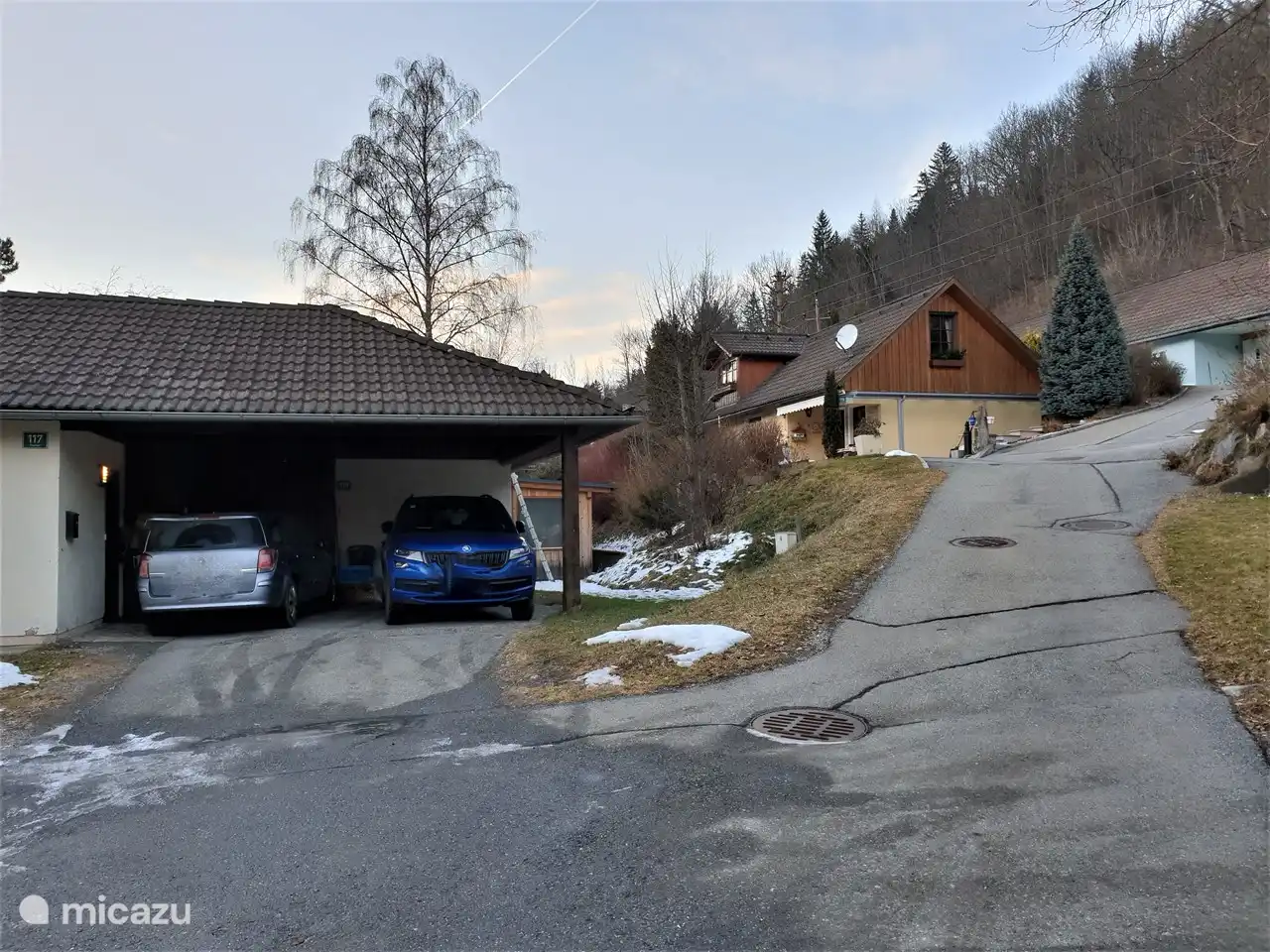 Cochera con estacionamiento privado.