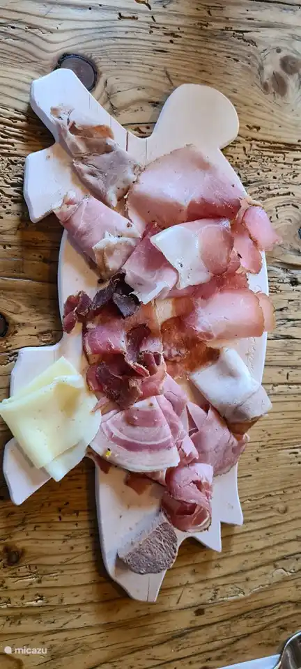 Delicioso plato de carne en el Speckbauer