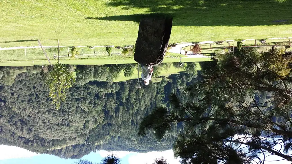Era un dang muy pequeño, sonriendo sobre una piedra....... La gran roca está en medio del césped del 'Allgemein Grund'.