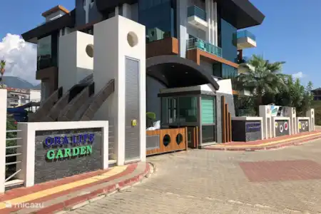 Vakantiehuis Turkije, Turkse Rivièra, Alanya appartement Oba Lifegarden B8 Ingang met 24 uur bewaking.
Sleutel op naam hier afhalen.