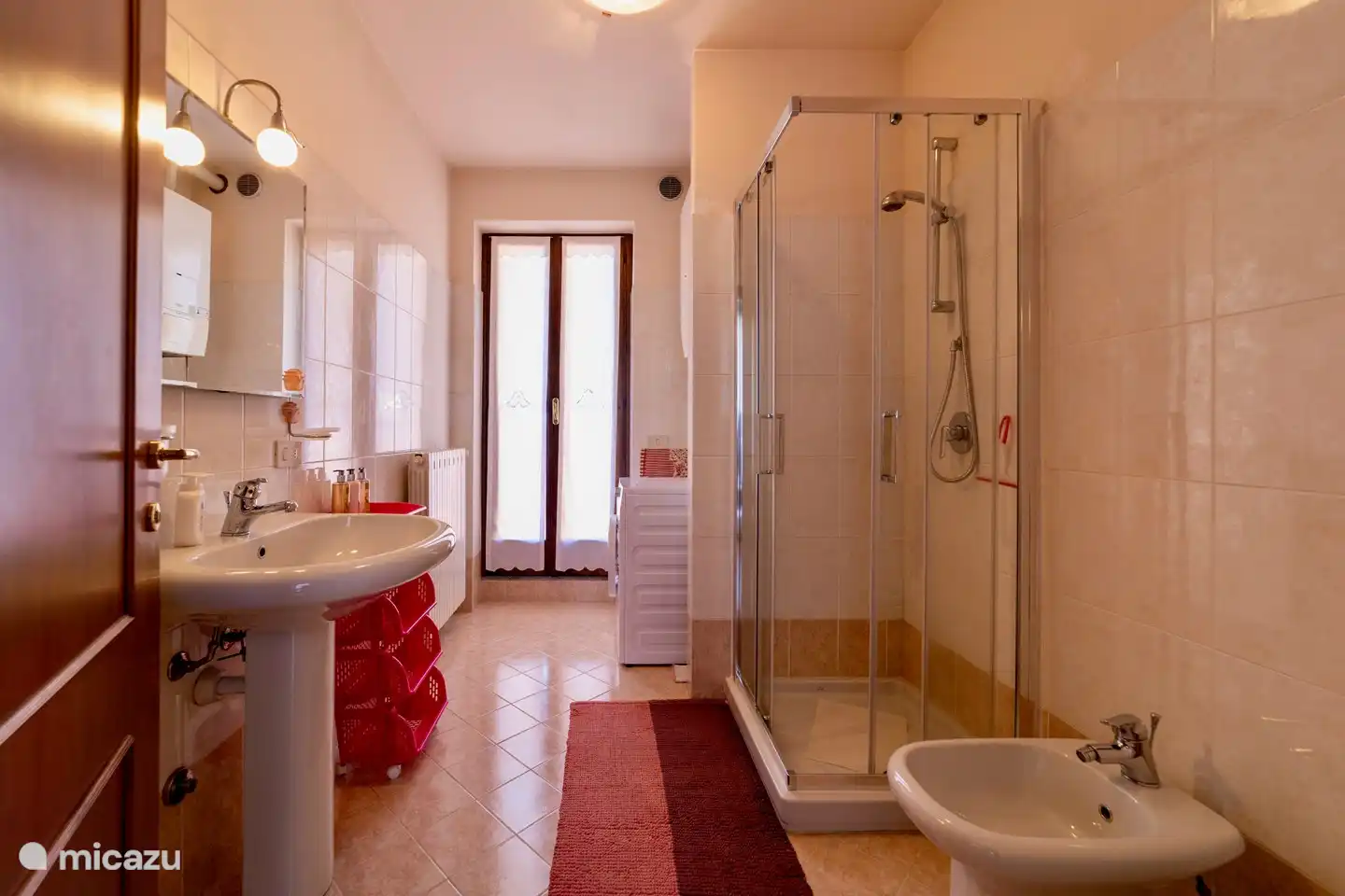 Das Badezimmer im 1. Stock