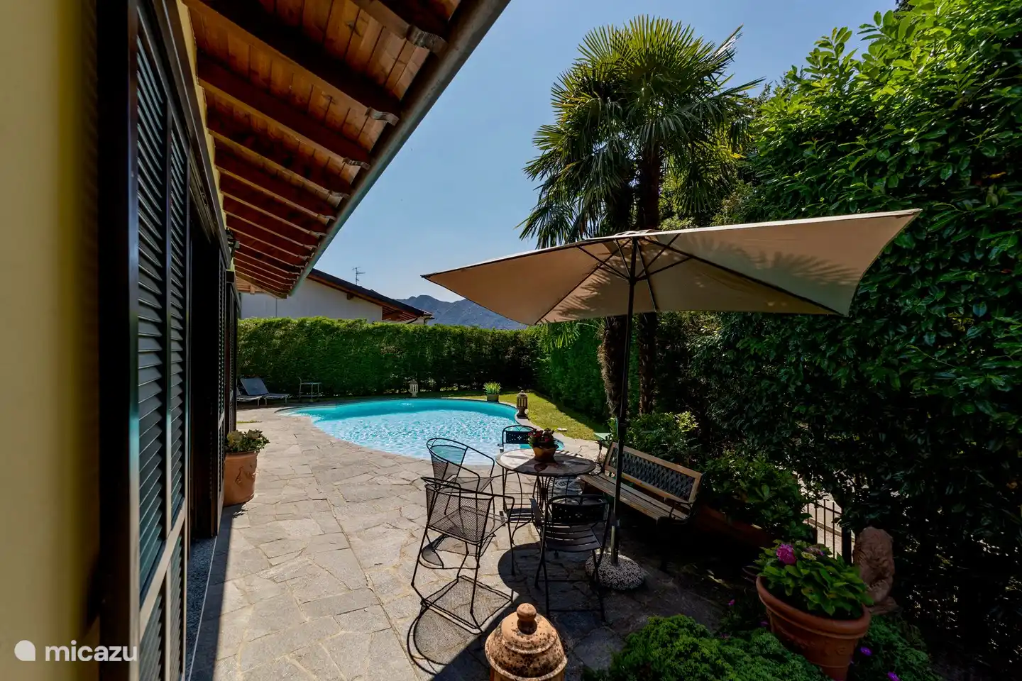 Sitzgelegenheiten am Pool